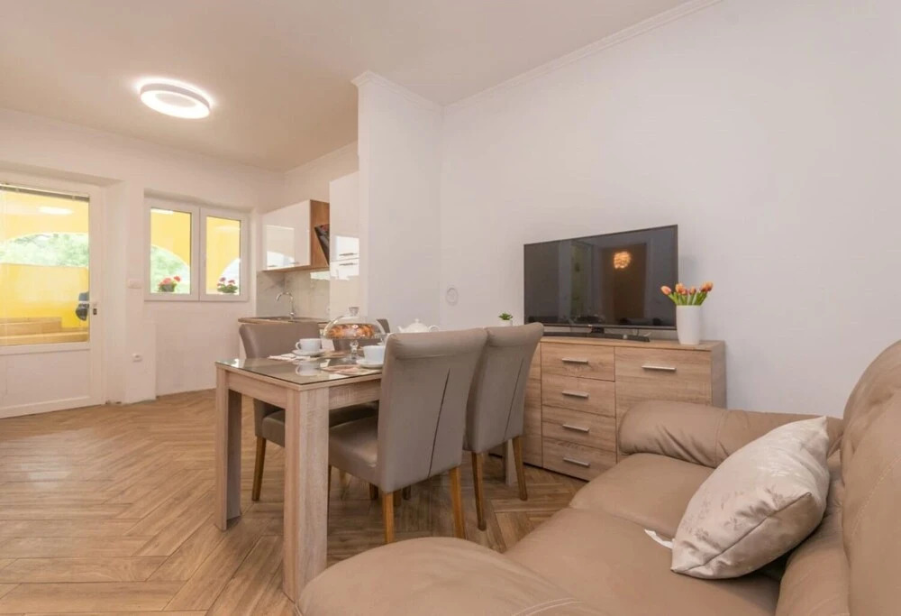 Teresa - Great Location & Parking - A1