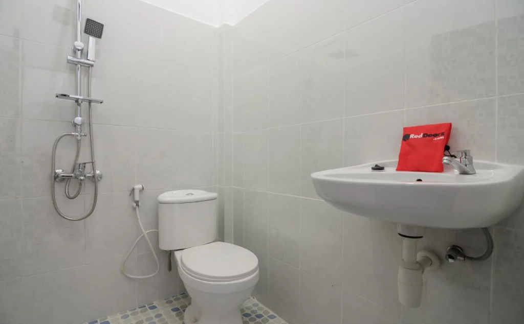 Cemara Guesthouse by RedDoorz