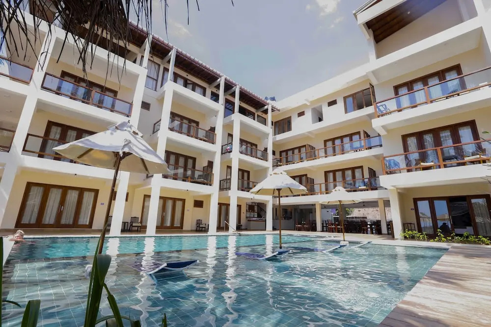 Sapphire Seas Beachfront Hotel