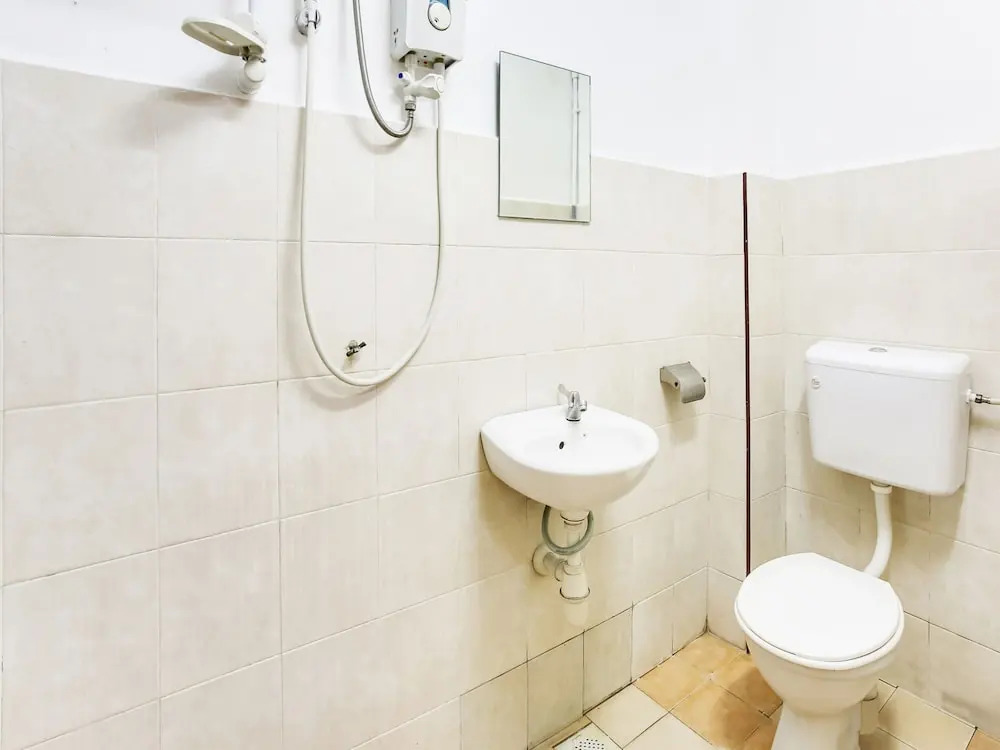 OYO 89615 T Family Hotel