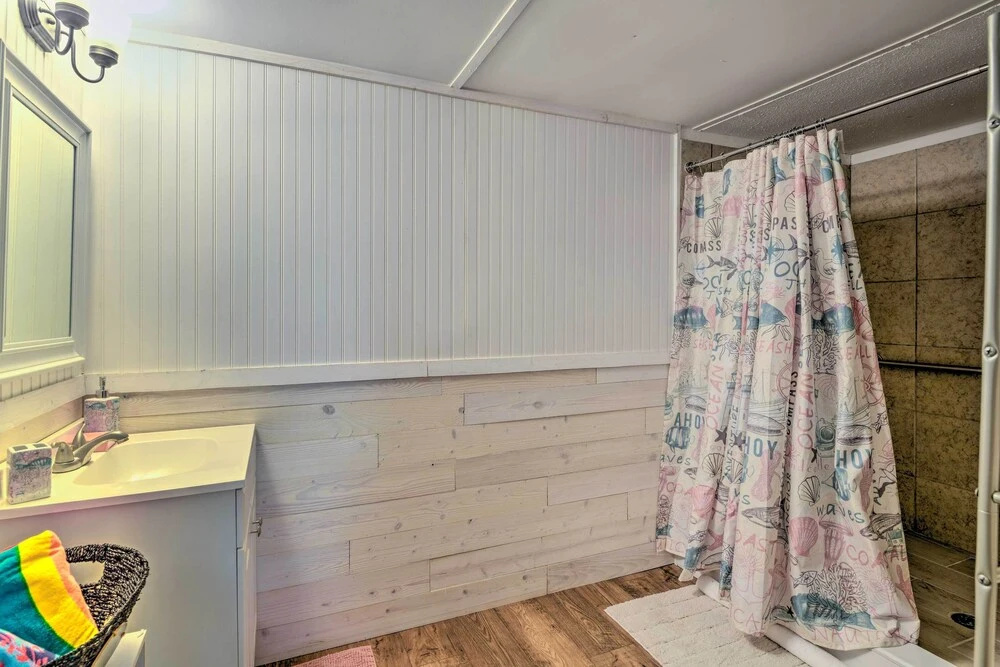 5 Mi to Rockport Beach Park: Studio w/ Porch!