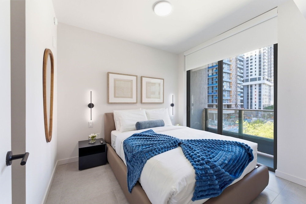 2BR + Den Downtown Miami for 5