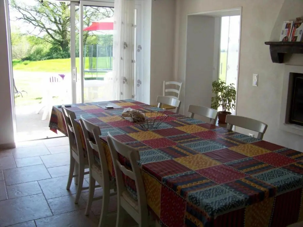 Maison rénovée en pleine campagne avec terrain, terrasse et équipements familiaux - FR-1-426-157