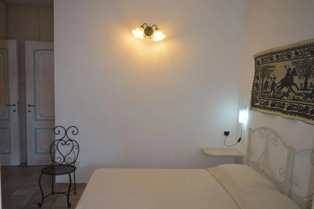 Apartment surrounded by greenery 5 minutes on foot from the beaches of Baia Caddinas and the large s-S'Abba e sa Pedra