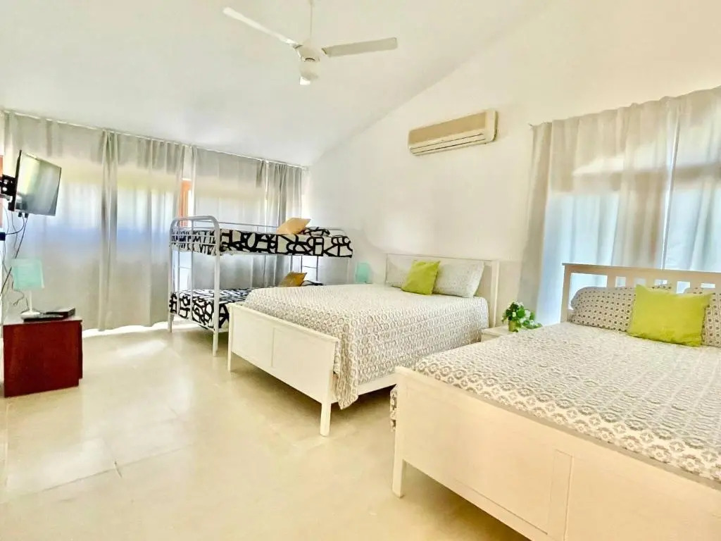 Spacious Trendy Villa At Metro Country Club