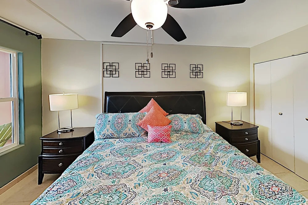 New Listing! Gulf , Steps To Sand & Waterpark 1 Bedroom Condo