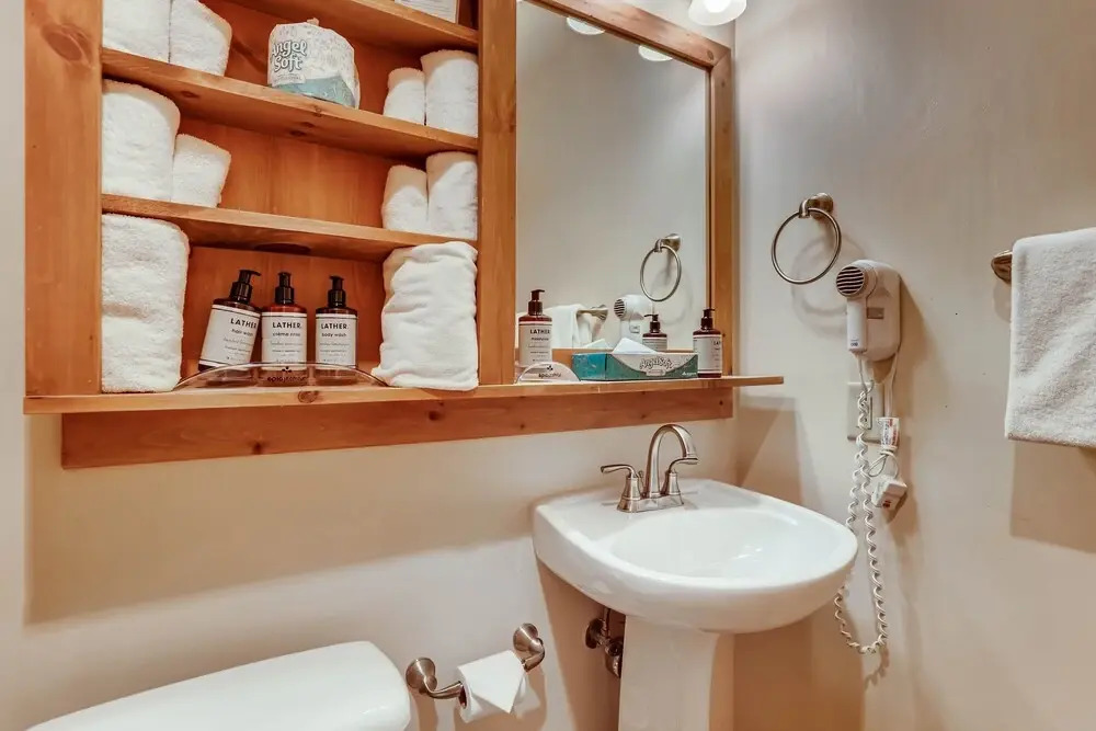 Newly Renovated, 2br Red Hawk Lodge 2301- Kids Ski Free! 2 Bedroom Townhouse by Redawning