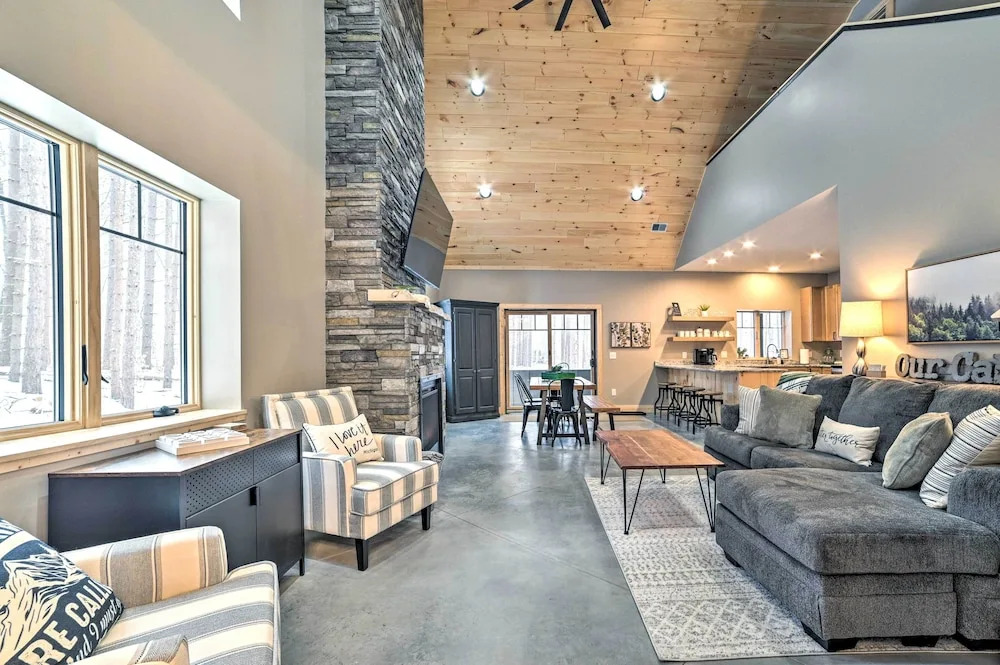 Bellaire Family Cabin: All-Season Retreat