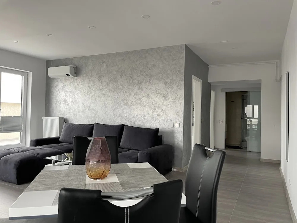 Unique Penthouse Lakeview W19