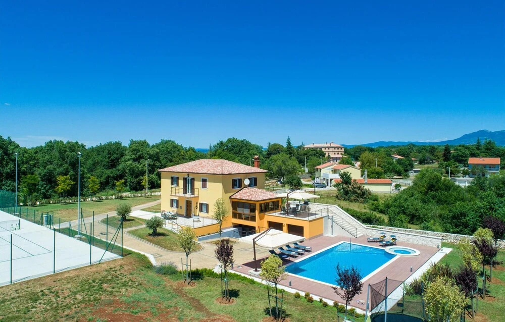 Stunning Home in Sumber with Outdoor Swimming Pool, Hot Tub & 3 Bedrooms