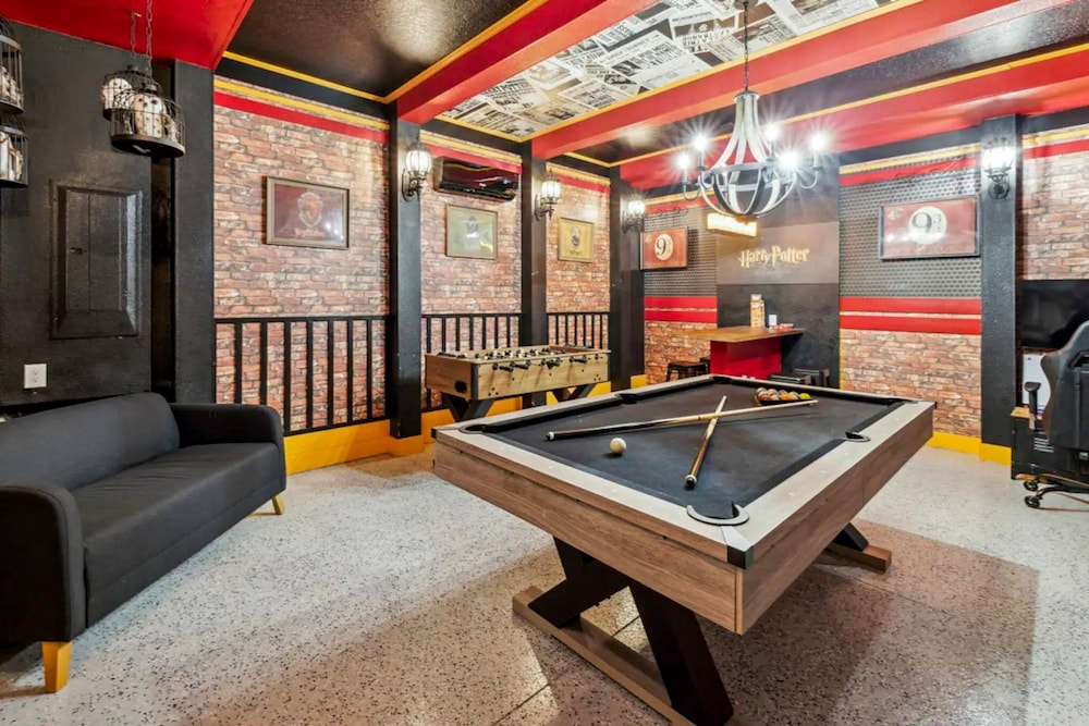 Near Theme Parks, fun Filled Home With Harry Potter Bedroom, & Private Pool