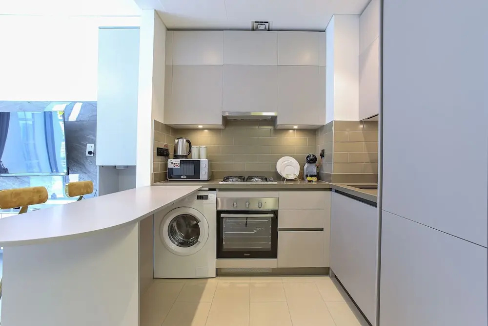 Luxury StayCation - Stylish Apartment With Balcony And City Views