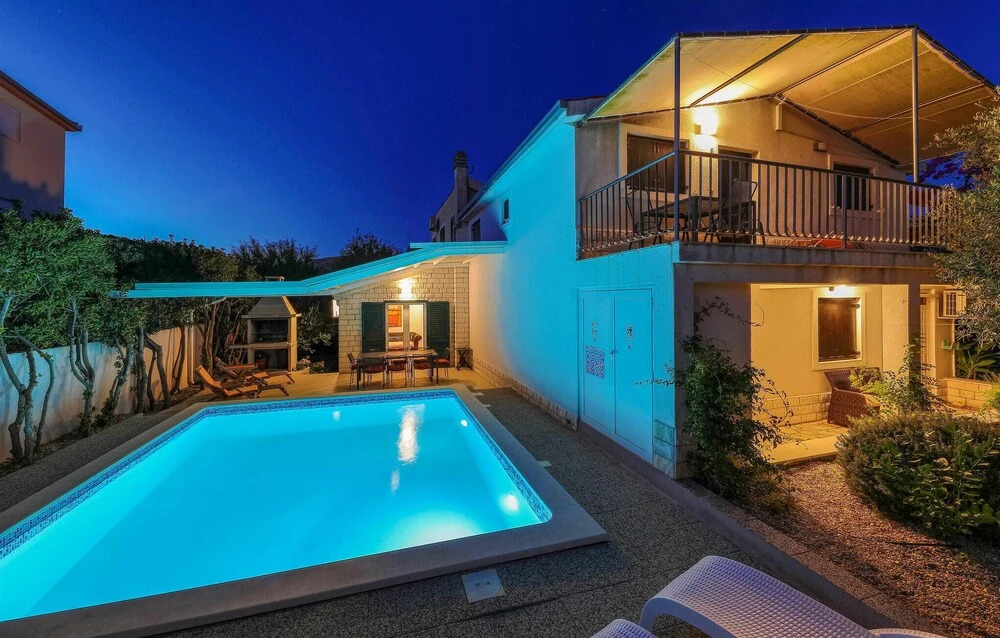 Beautiful Home in Okrug Donji With Wifi and 7 Bedrooms