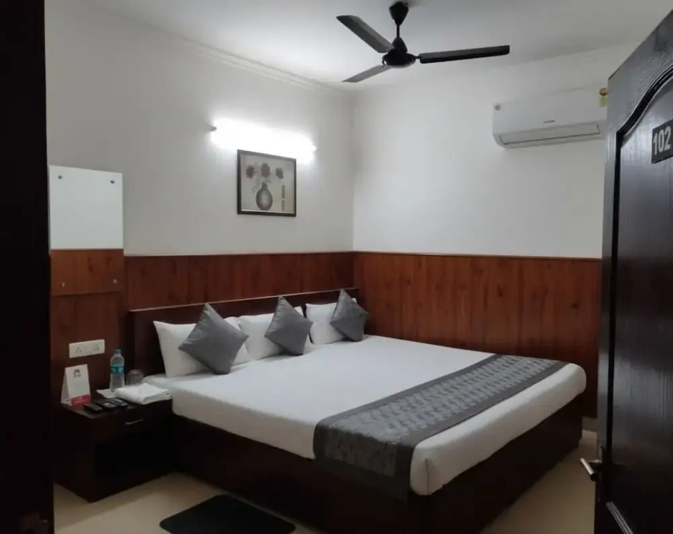Shri Sai Guest House - Opp Azadpur Main Mandi I Couple Friendly I Metro Access