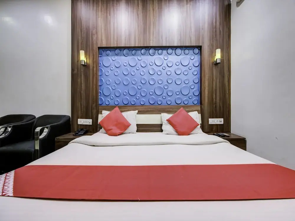 OYO 22530 Savoy Hotel