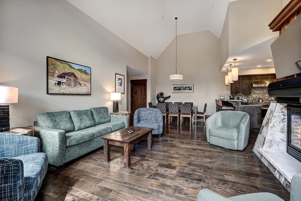 Penthouse 4 Bedroom  At Base Of Peak 8 Condo by RedAwning