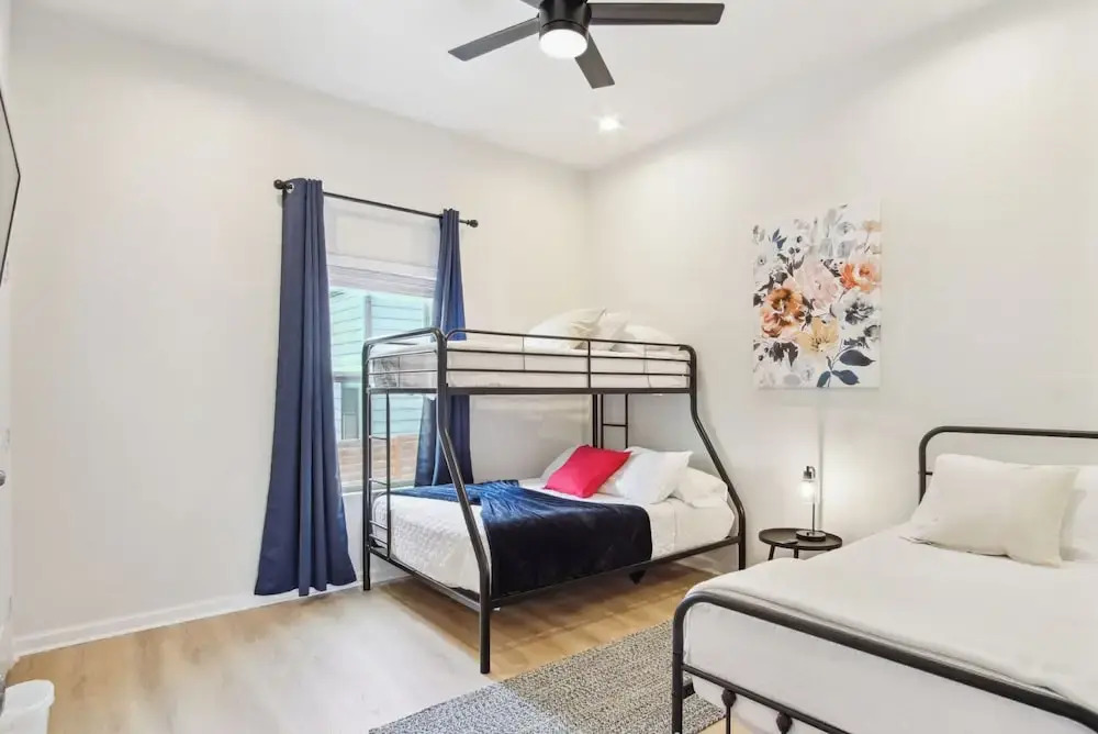 3br-2ba Cityscape Haven With Panoramic Tower View!