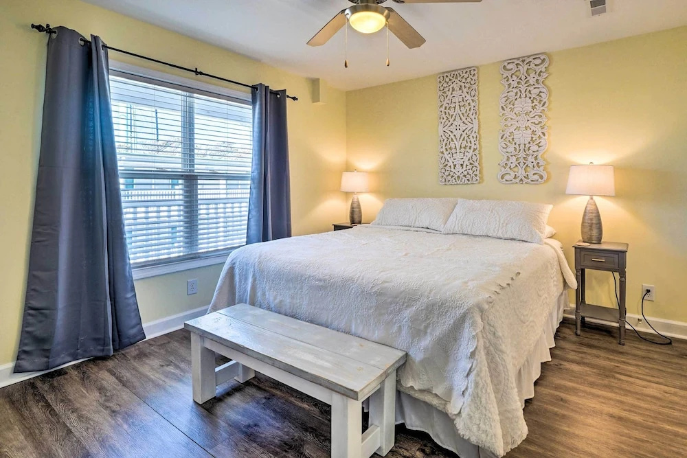 Oak Island Condo - Walk to the Beach!