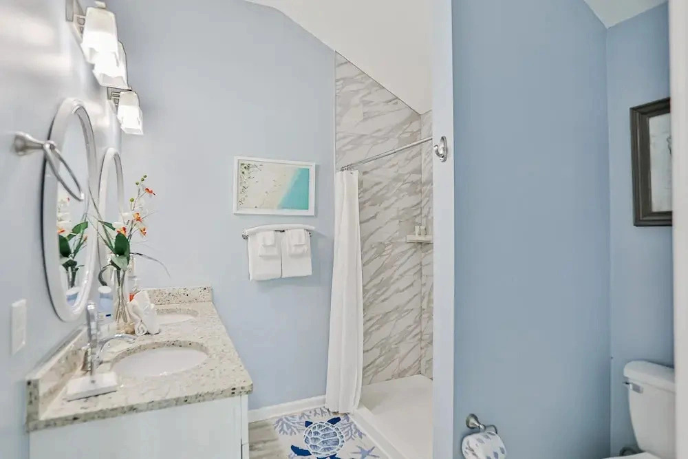 Walk to Beach With Private Pool, Balconies & Huge Lawn Blocks to Dining