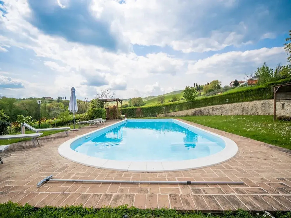 Apartment on Beautiful Estate With Pool Near the Art