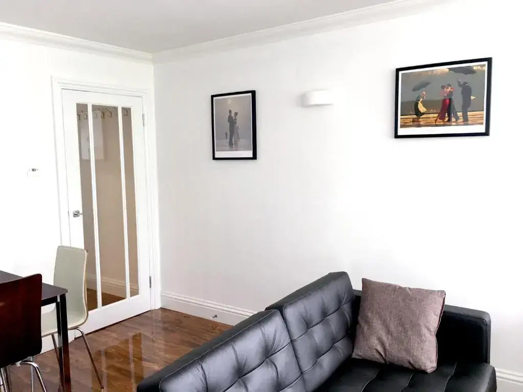 Superb 3-Bed 2-Bath with Wifi: Trendy Fitzrovia W1