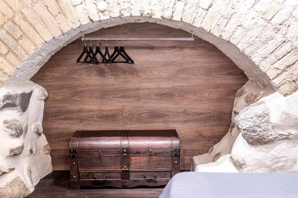 UNESCO Hidden Arches – Restored 3 Bedroom Apartment in the Historic Pilies St.