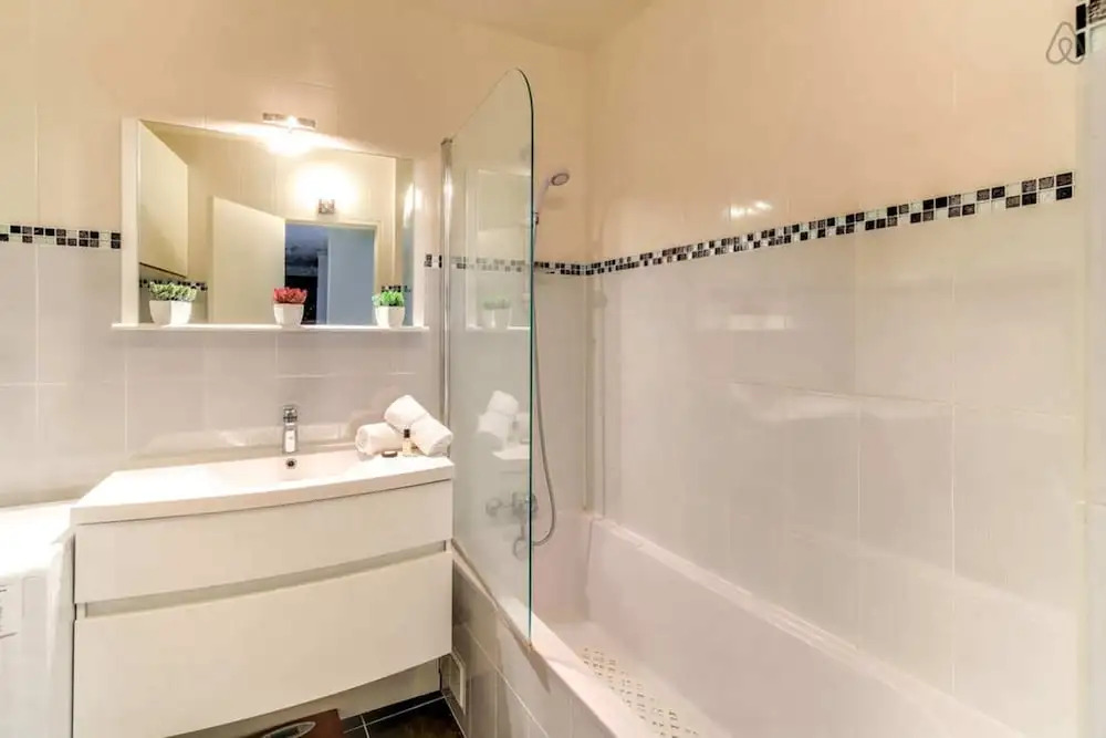Spacious Apartment Near Exhibition Park