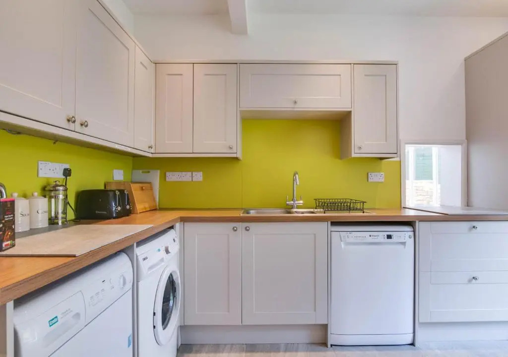 4 Bed in Harmans Cross oc-wy278