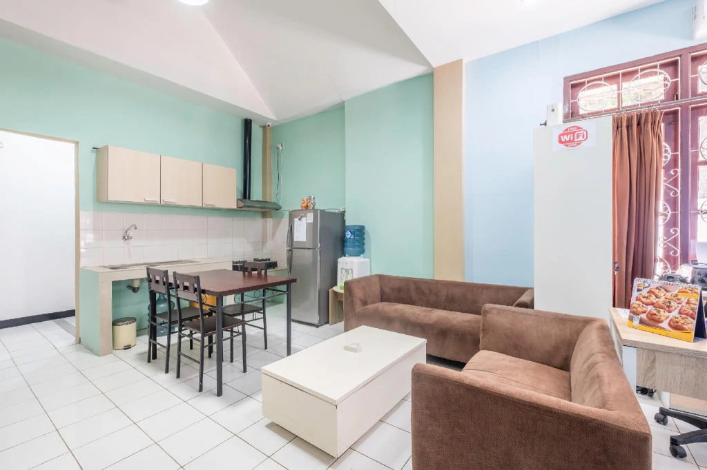 Super OYO 1568 Stasiun Ka Cirebon Guest House