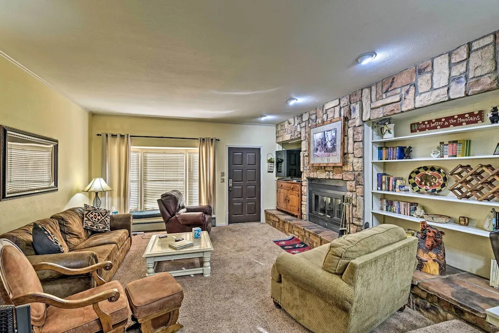 Red River Townhome With Balcony & Mtn Views!