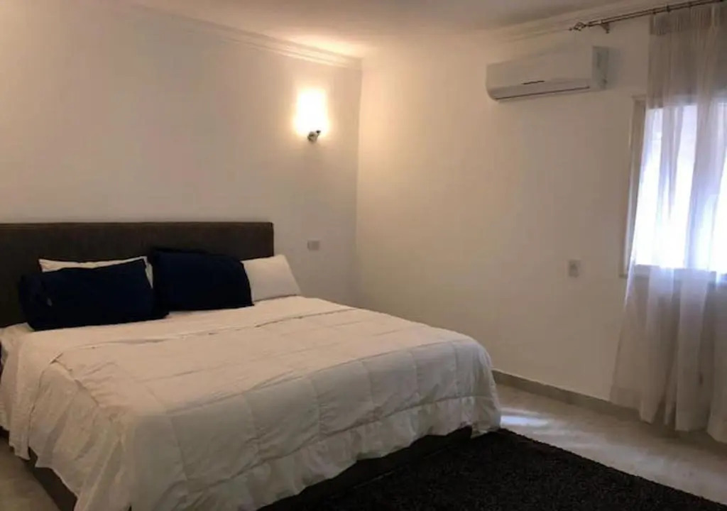 Modern 3 Bedroom Apartment Walk to Cafés & Bookstores