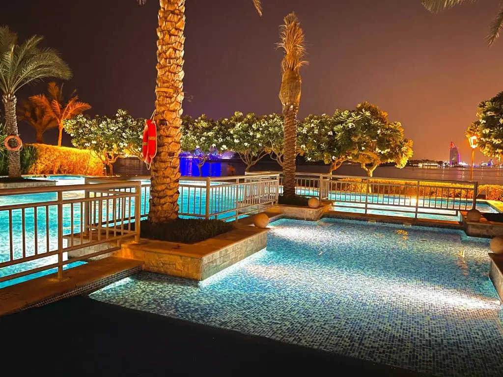 Luxury, Spacious, Beachfront, 3BD Apartment with private beach access!