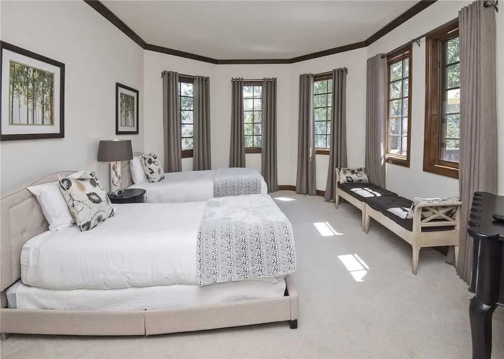 Holden Road Residence 5 Bedrooms 6 Bathrooms Condo