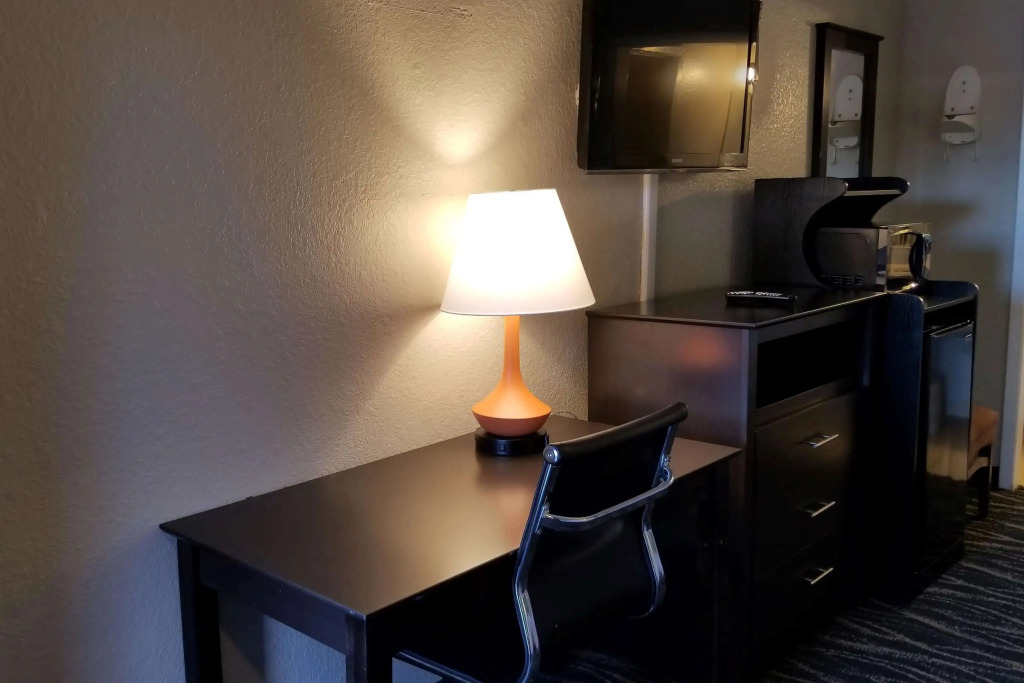 Howard Johnson by Wyndham Houston Hobby Airport