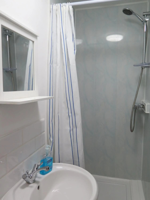Langdale House 5 bedrooms total 9 beds contractor stay Free WIFI and Parking
