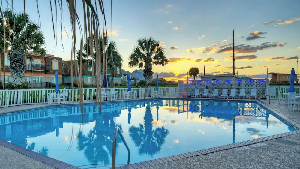 Serenity by the Sea 2-min Walk to Beach + Boardwalk + Golf Cart Zone 2 Pools + Basketball Access