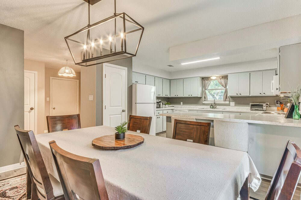 Cottage Vibes in Shalimar! Pet-friendly Townhome