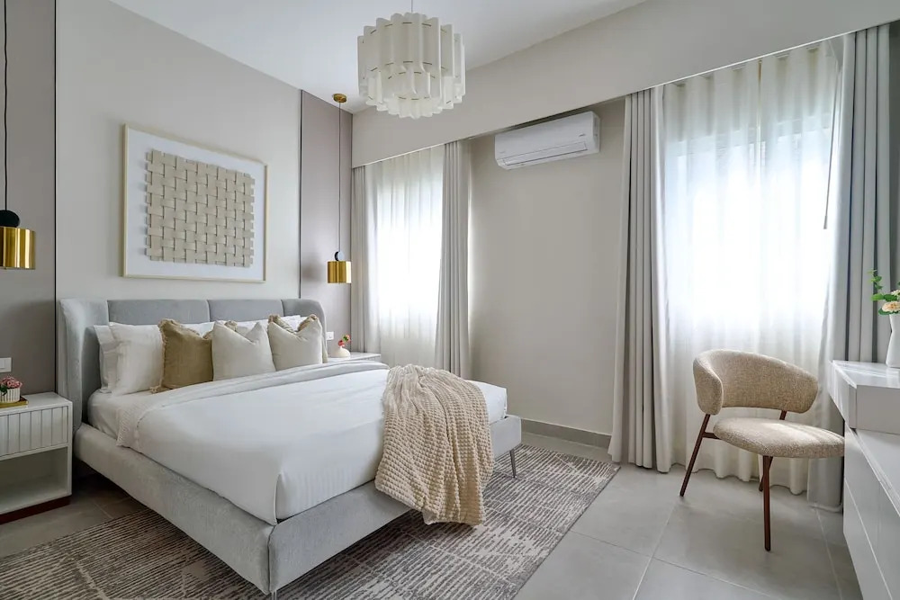 The LUX Natural Art Downtownsd Pool Gym 2BR
