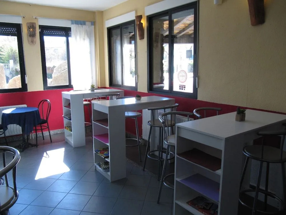 Hostal Las Cavenes Del Cabaco