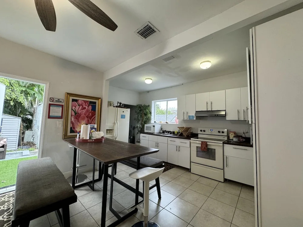 Miami Vacation Home 4 bedroom Parking.