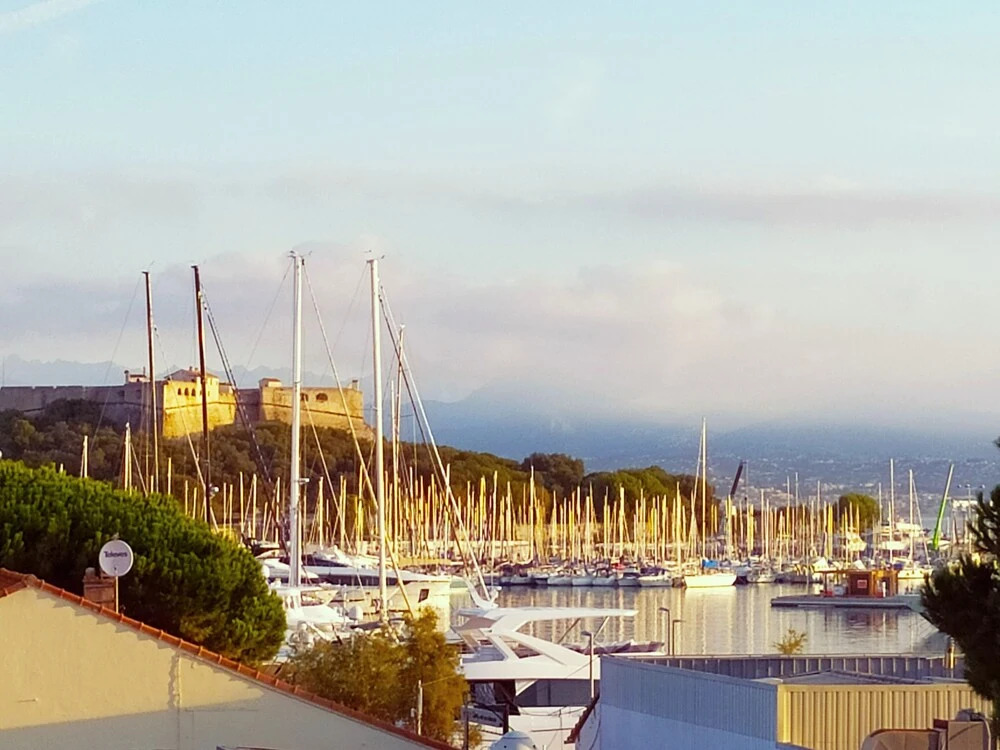 2P Vieil Antibes balcon sur la Marina