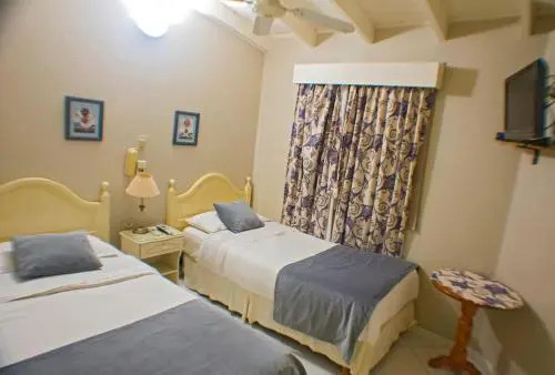 Bernies Bed & Breakfast , A 3 KILOMETROS DEL AEROP EZEIZA, VAN ,IN-OUT, FREE EZEIZA AIRPORT