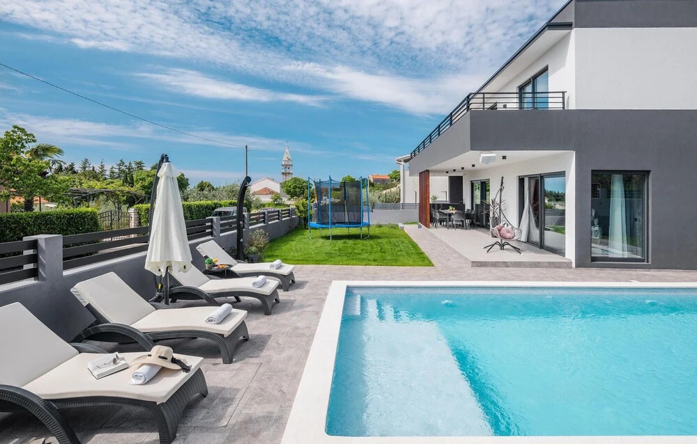 Amazing Home in Krnica With 4 Bedrooms, Wifi and Outdoor Swimming Pool