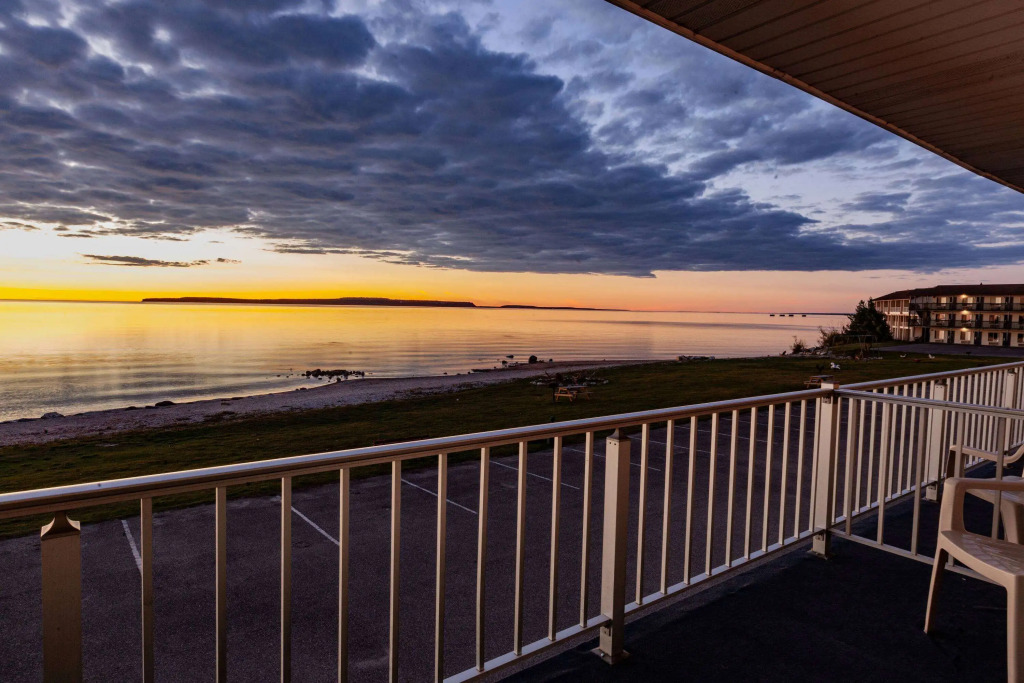 Days Inn & Suites by Wyndham St. Ignace Lakefront