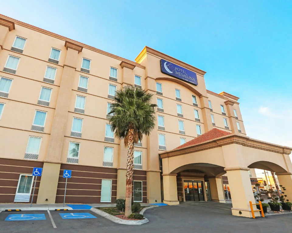 Hotel Mesaluna Near American Consulate