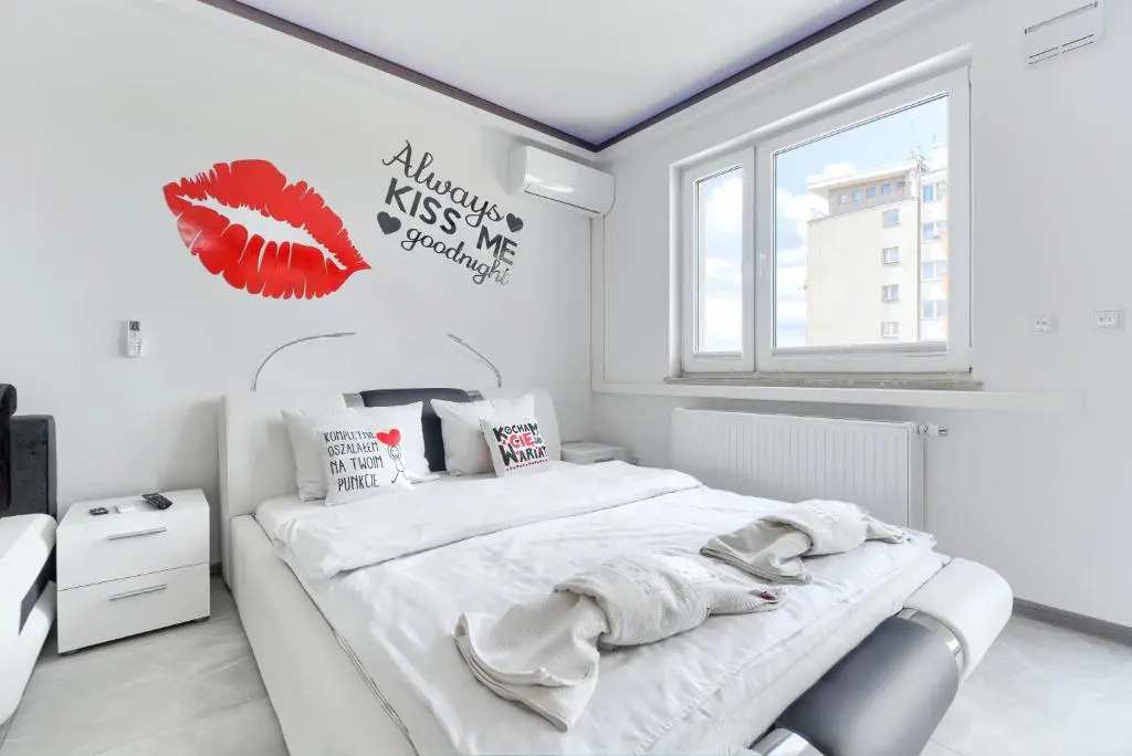 Good Day Apartments- private parking new town