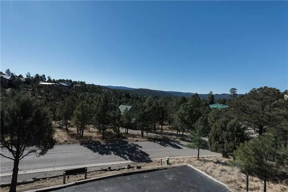 White Mountain Escape - Three Bedroom Cabin with Hot Tub