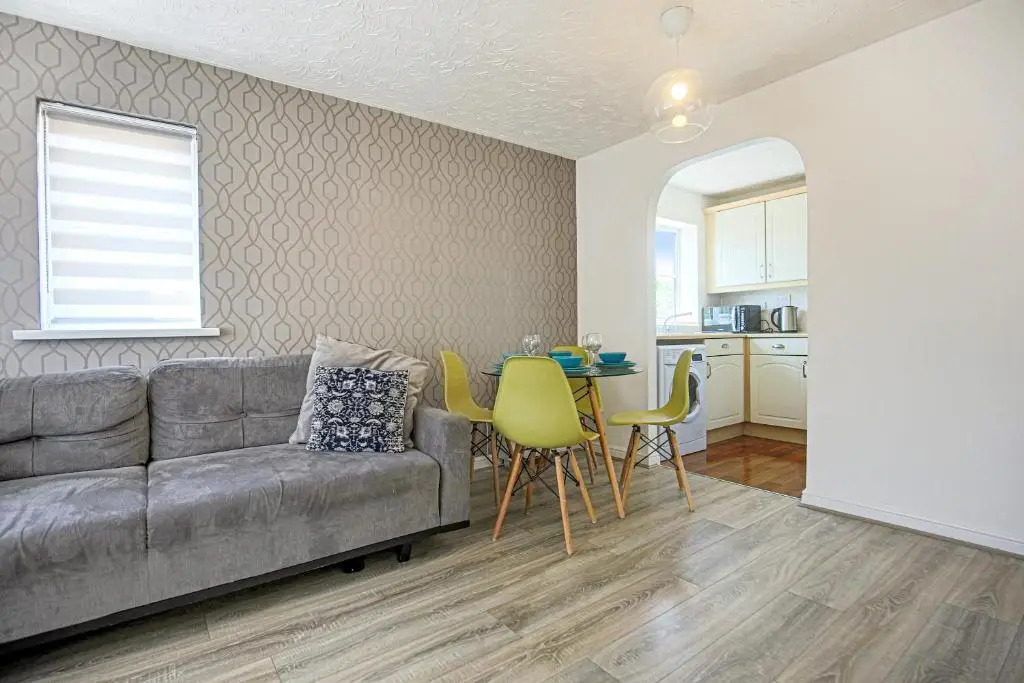 Delightful 2 BED APARTMENT for BICESTER OUTLET SHOPPING by Platinum Key Properties