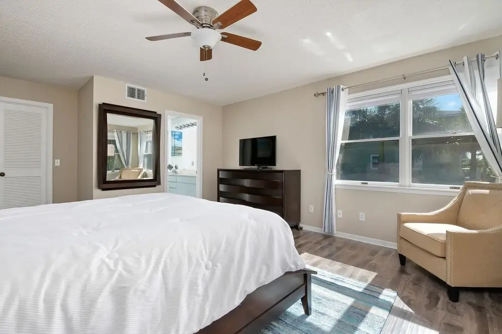 Walk To Beach Recently Renovated Sleeps 6 2 Bedroom Condo by RedAwning