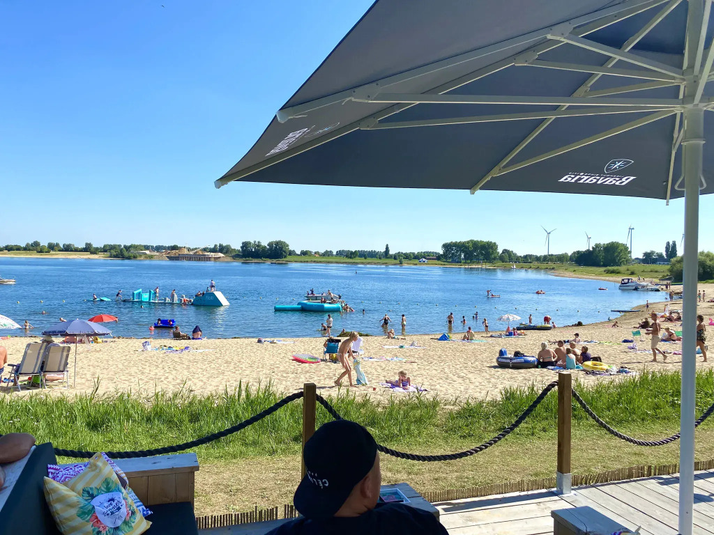Nice chalet with a dishwasher, in a holiday park at a recreational lake